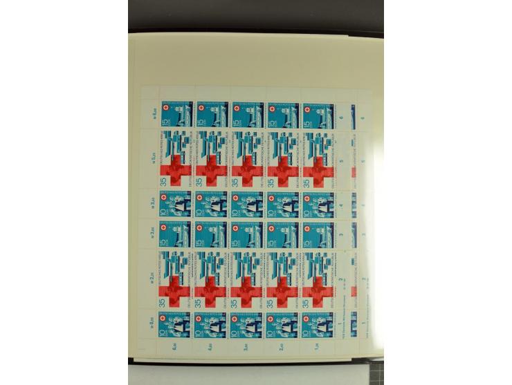 1959/90, umfangreiche postfrische Sammlung der Zusammendruck-Bogen nach Formnummern und Rand-Varianten spezialisiert, dabei D