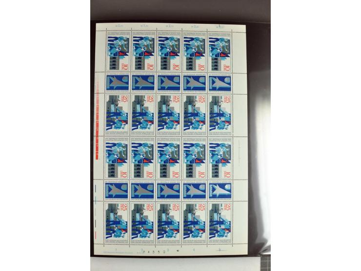 1959/90, umfangreiche postfrische Sammlung der Zusammendruck-Bogen nach Formnummern und Rand-Varianten spezialisiert, dabei D