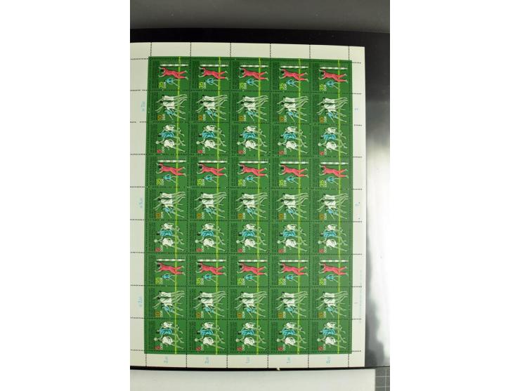 1959/90, umfangreiche postfrische Sammlung der Zusammendruck-Bogen nach Formnummern und Rand-Varianten spezialisiert, dabei D