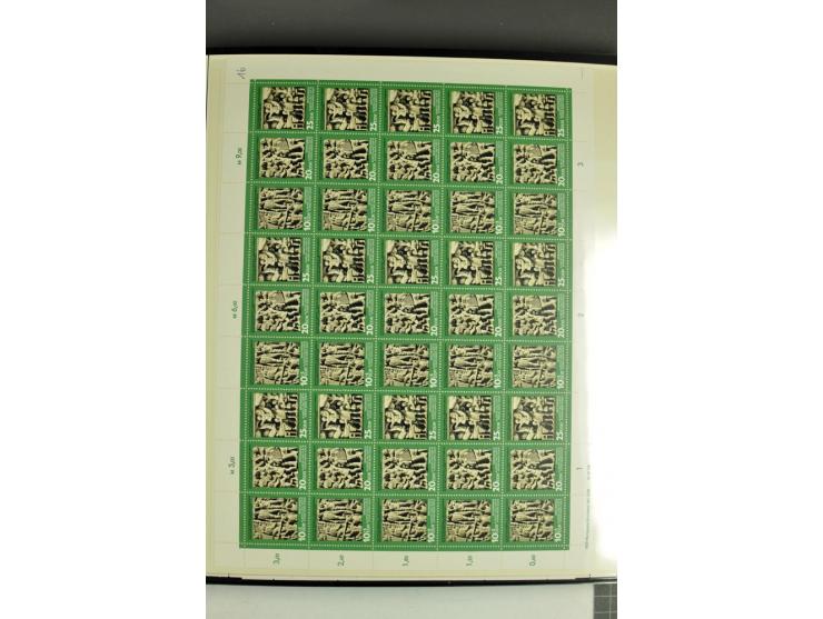1959/90, umfangreiche postfrische Sammlung der Zusammendruck-Bogen nach Formnummern und Rand-Varianten spezialisiert, dabei D