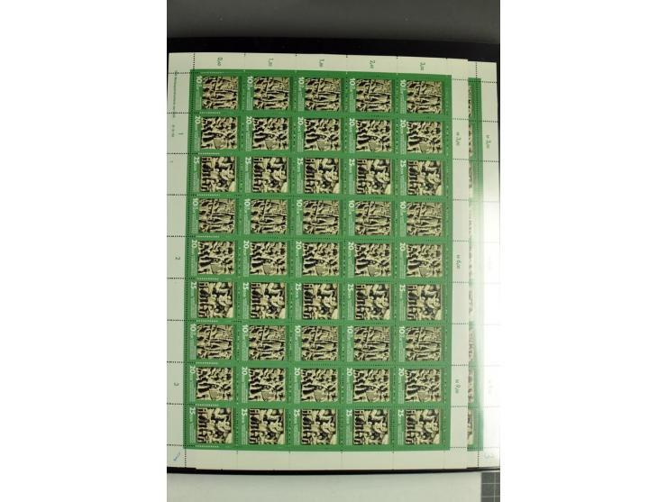 1959/90, umfangreiche postfrische Sammlung der Zusammendruck-Bogen nach Formnummern und Rand-Varianten spezialisiert, dabei D