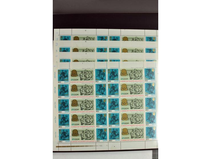 1959/90, umfangreiche postfrische Sammlung der Zusammendruck-Bogen nach Formnummern und Rand-Varianten spezialisiert, dabei D