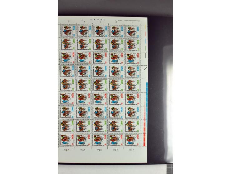 1959/90, umfangreiche postfrische Sammlung der Zusammendruck-Bogen nach Formnummern und Rand-Varianten spezialisiert, dabei D
