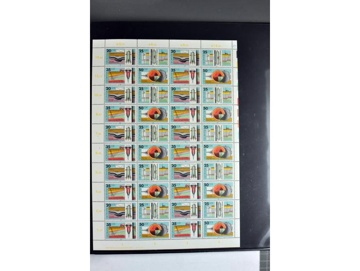 1959/90, umfangreiche postfrische Sammlung der Zusammendruck-Bogen nach Formnummern und Rand-Varianten spezialisiert, dabei D