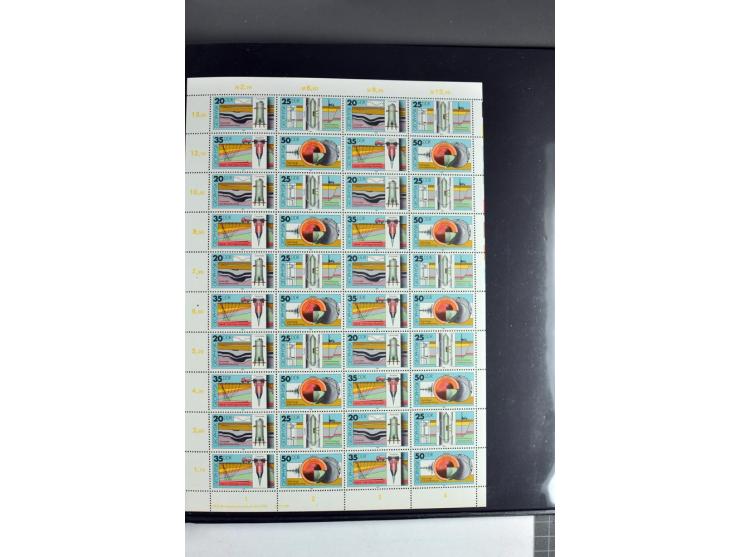 1959/90, umfangreiche postfrische Sammlung der Zusammendruck-Bogen nach Formnummern und Rand-Varianten spezialisiert, dabei D