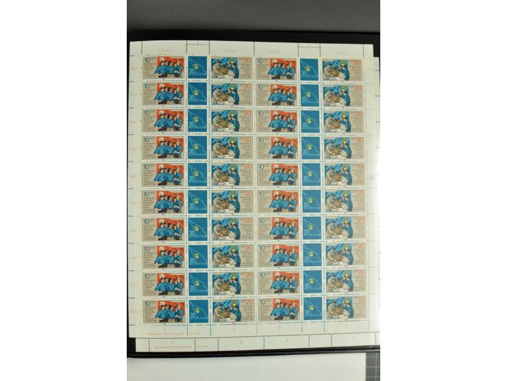 1959/90, umfangreiche postfrische Sammlung der Zusammendruck-Bogen nach Formnummern und Rand-Varianten spezialisiert, dabei D