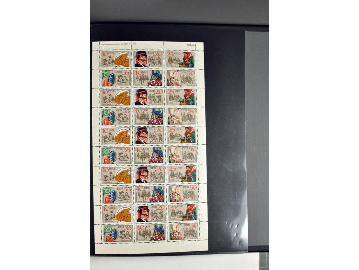 1959/90, umfangreiche postfrische Sammlung der Zusammendruck-Bogen nach Formnummern und Rand-Varianten spezialisiert, dabei D