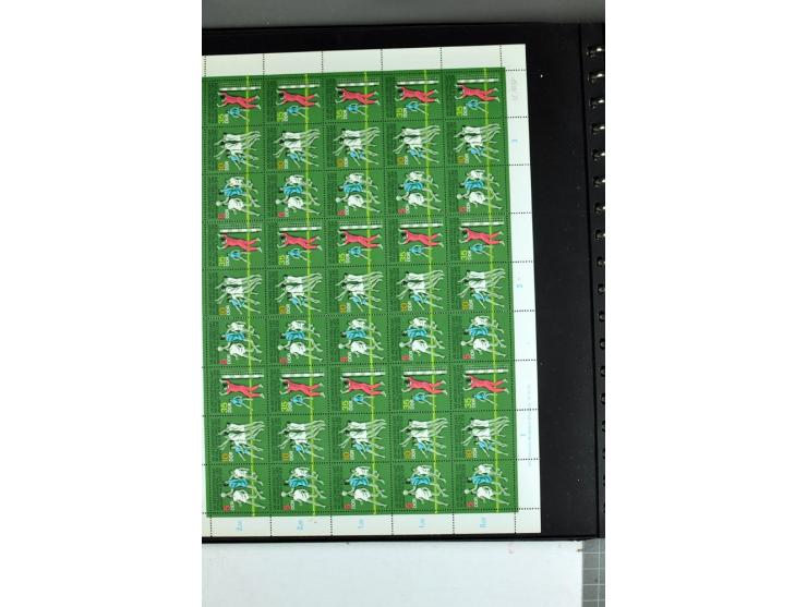 1959/90, umfangreiche postfrische Sammlung der Zusammendruck-Bogen nach Formnummern und Rand-Varianten spezialisiert, dabei D