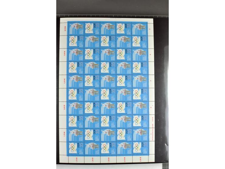 1959/90, umfangreiche postfrische Sammlung der Zusammendruck-Bogen nach Formnummern und Rand-Varianten spezialisiert, dabei D