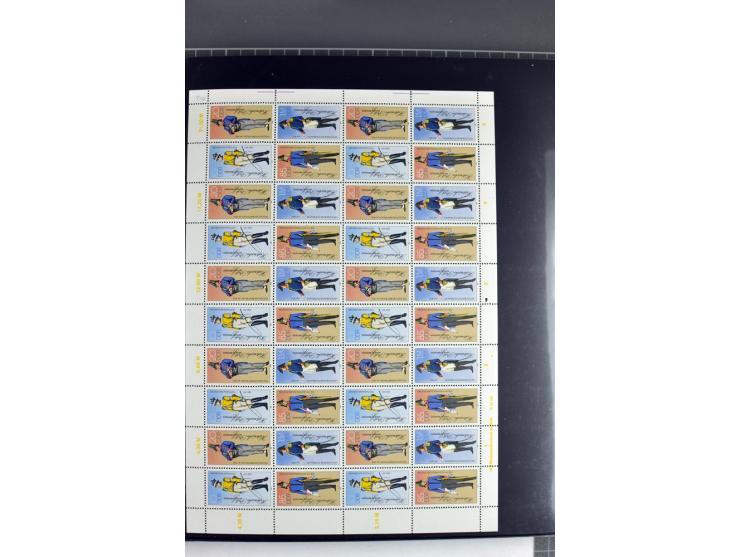 1959/90, umfangreiche postfrische Sammlung der Zusammendruck-Bogen nach Formnummern und Rand-Varianten spezialisiert, dabei D