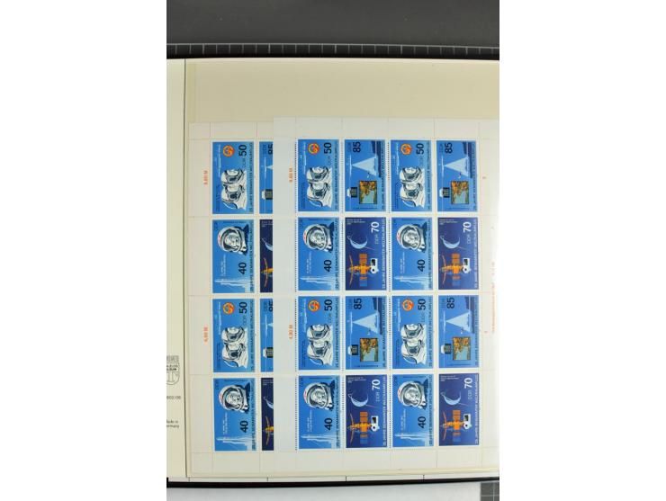 1959/90, umfangreiche postfrische Sammlung der Zusammendruck-Bogen nach Formnummern und Rand-Varianten spezialisiert, dabei D