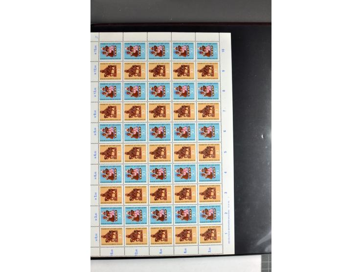 1959/90, umfangreiche postfrische Sammlung der Zusammendruck-Bogen nach Formnummern und Rand-Varianten spezialisiert, dabei D
