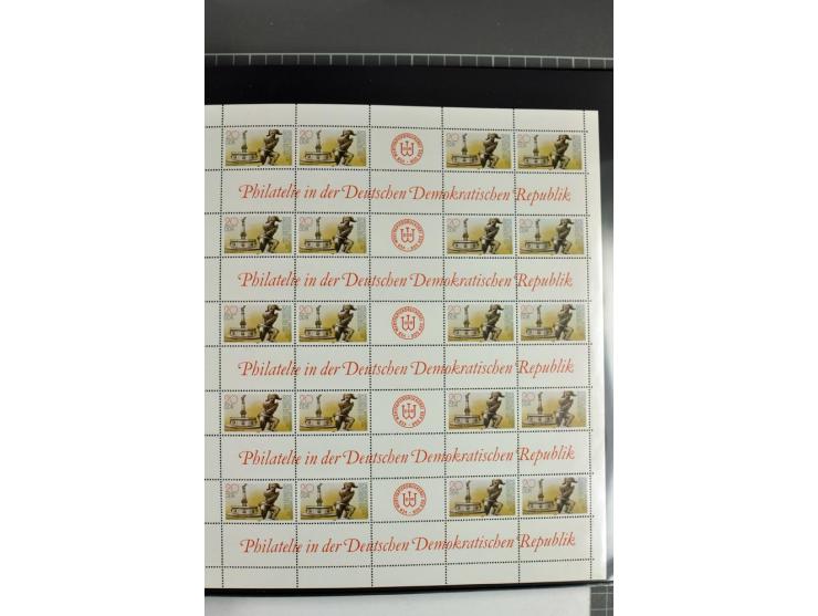 1959/90, umfangreiche postfrische Sammlung der Zusammendruck-Bogen nach Formnummern und Rand-Varianten spezialisiert, dabei D