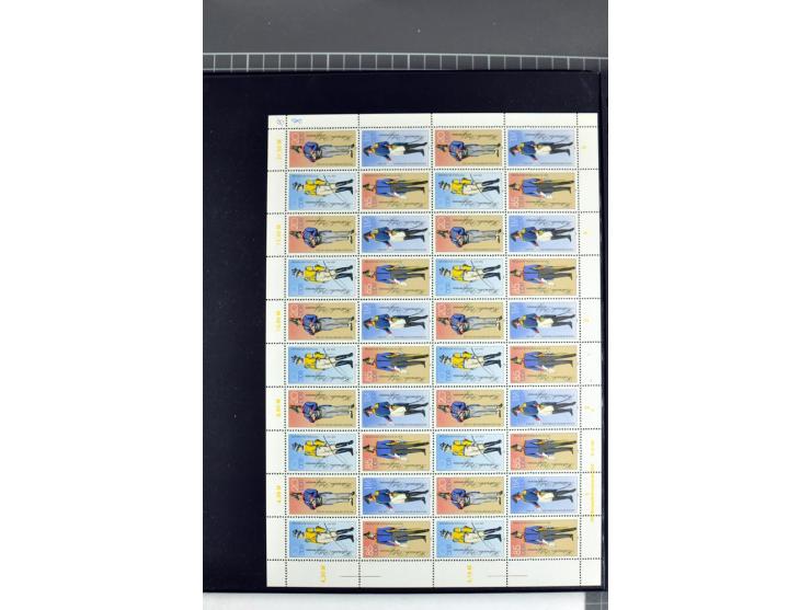 1959/90, umfangreiche postfrische Sammlung der Zusammendruck-Bogen nach Formnummern und Rand-Varianten spezialisiert, dabei D