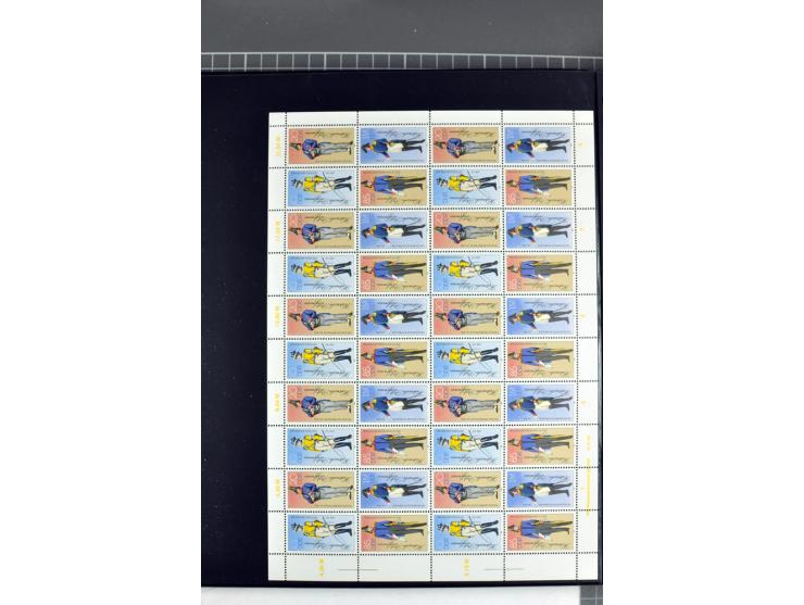 1959/90, umfangreiche postfrische Sammlung der Zusammendruck-Bogen nach Formnummern und Rand-Varianten spezialisiert, dabei D