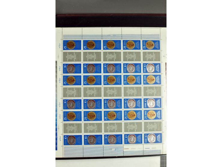 1959/90, umfangreiche postfrische Sammlung der Zusammendruck-Bogen nach Formnummern und Rand-Varianten spezialisiert, dabei D