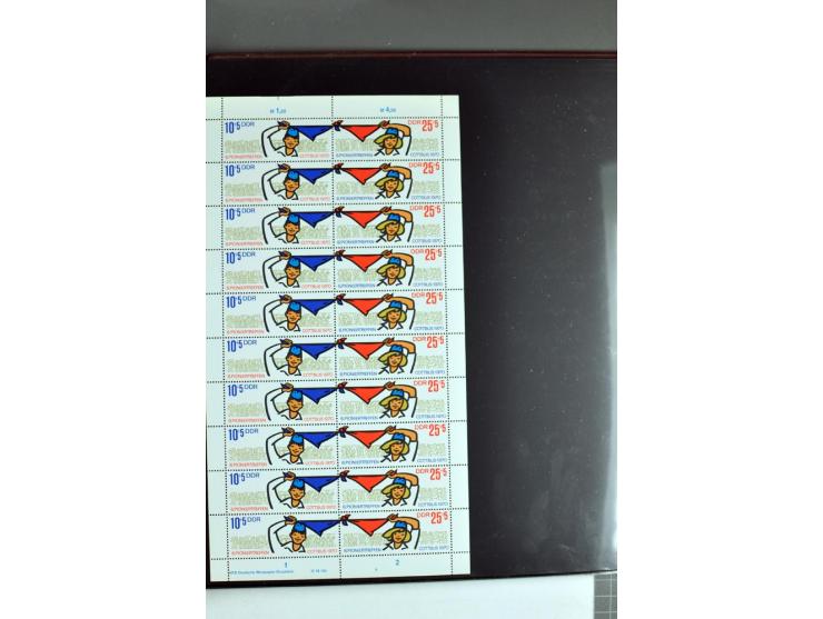 1959/90, umfangreiche postfrische Sammlung der Zusammendruck-Bogen nach Formnummern und Rand-Varianten spezialisiert, dabei D