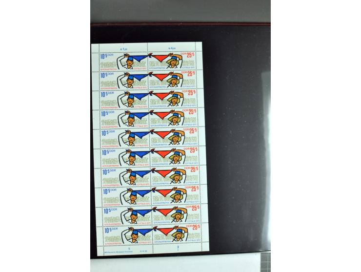 1959/90, umfangreiche postfrische Sammlung der Zusammendruck-Bogen nach Formnummern und Rand-Varianten spezialisiert, dabei D