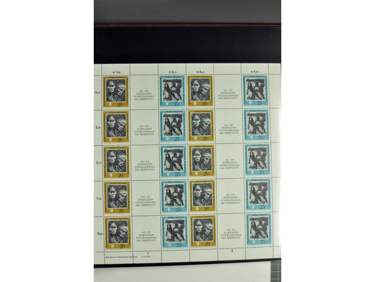 1959/90, umfangreiche postfrische Sammlung der Zusammendruck-Bogen nach Formnummern und Rand-Varianten spezialisiert, dabei D