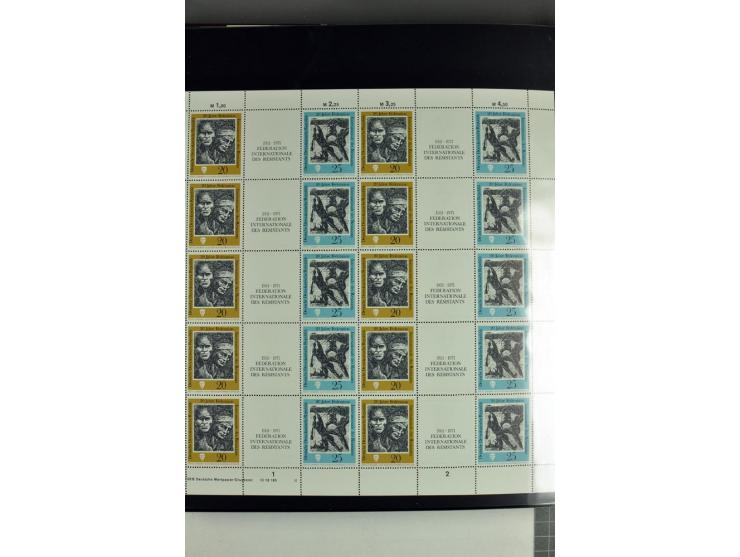 1959/90, umfangreiche postfrische Sammlung der Zusammendruck-Bogen nach Formnummern und Rand-Varianten spezialisiert, dabei D