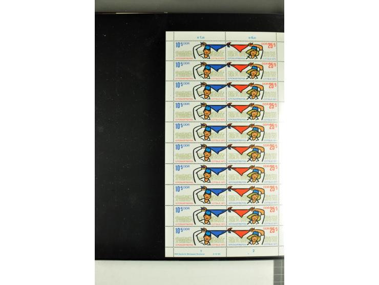 1959/90, umfangreiche postfrische Sammlung der Zusammendruck-Bogen nach Formnummern und Rand-Varianten spezialisiert, dabei D