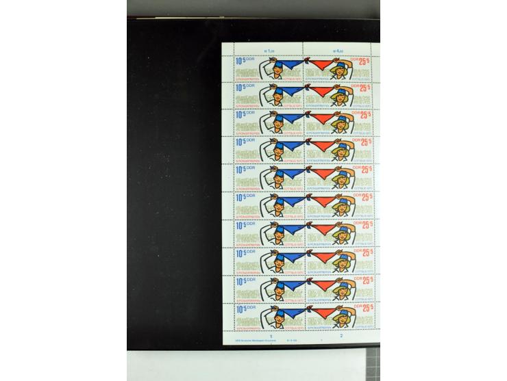 1959/90, umfangreiche postfrische Sammlung der Zusammendruck-Bogen nach Formnummern und Rand-Varianten spezialisiert, dabei D