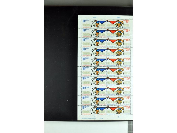 1959/90, umfangreiche postfrische Sammlung der Zusammendruck-Bogen nach Formnummern und Rand-Varianten spezialisiert, dabei D