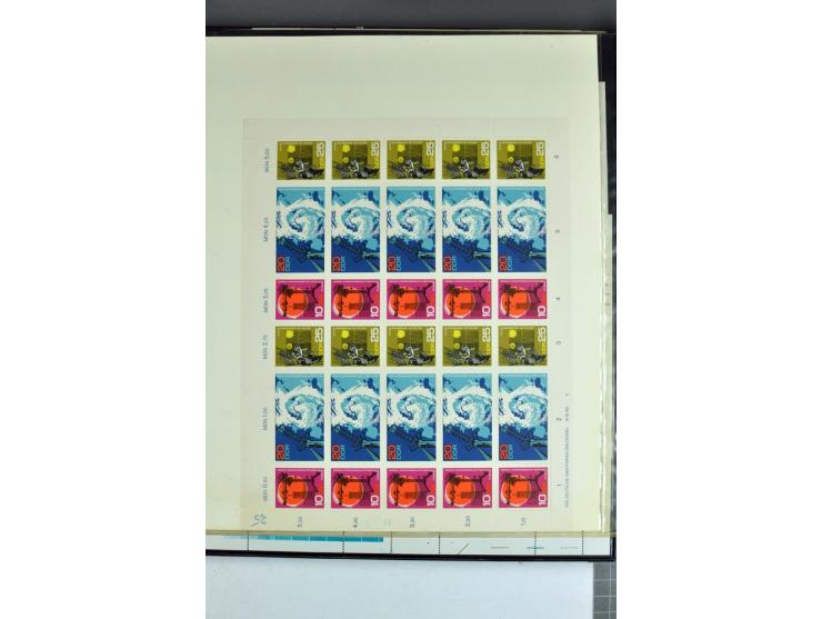 1959/90, umfangreiche postfrische Sammlung der Zusammendruck-Bogen nach Formnummern und Rand-Varianten spezialisiert, dabei D