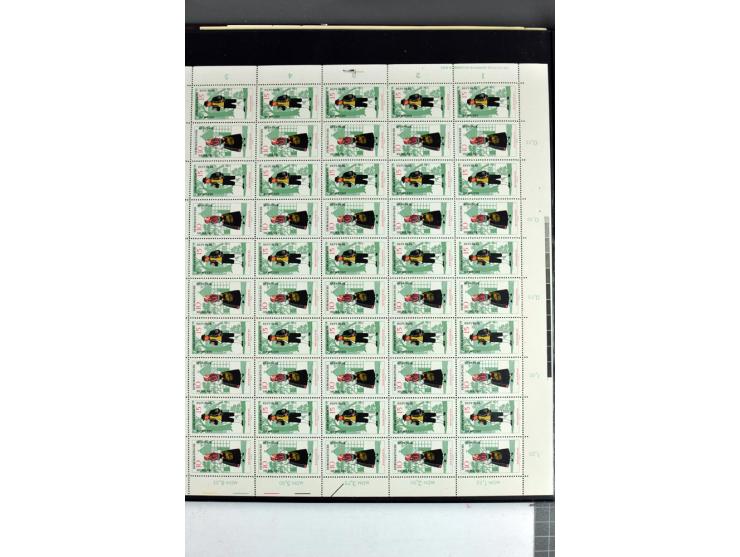 1959/90, umfangreiche postfrische Sammlung der Zusammendruck-Bogen nach Formnummern und Rand-Varianten spezialisiert, dabei D