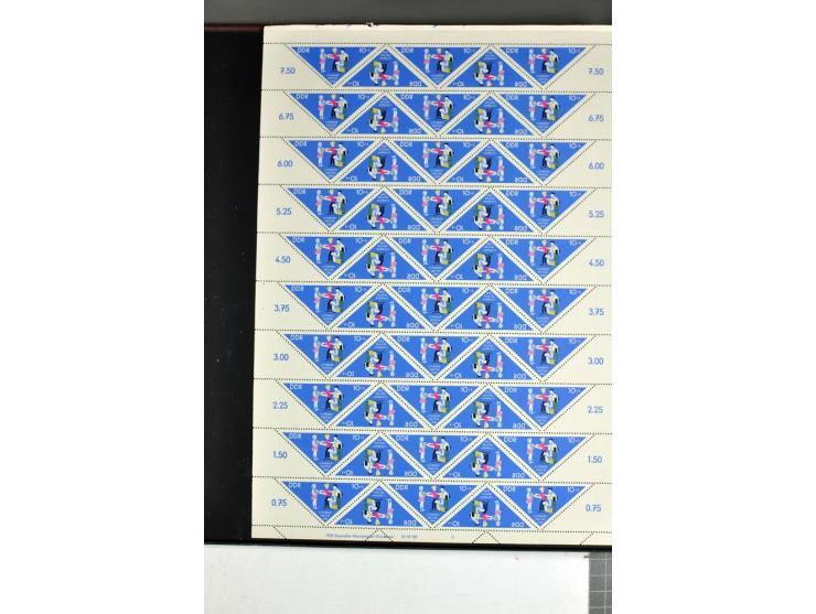1959/90, umfangreiche postfrische Sammlung der Zusammendruck-Bogen nach Formnummern und Rand-Varianten spezialisiert, dabei D