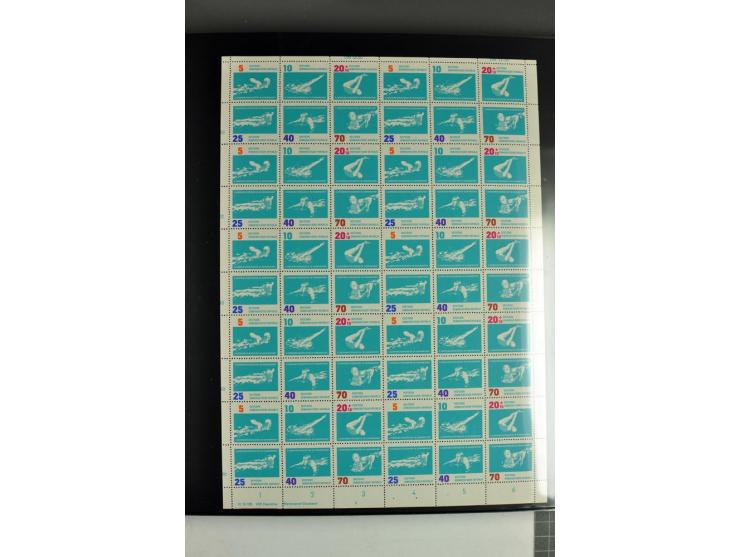1959/90, umfangreiche postfrische Sammlung der Zusammendruck-Bogen nach Formnummern und Rand-Varianten spezialisiert, dabei D
