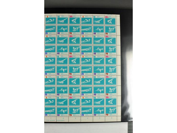 1959/90, umfangreiche postfrische Sammlung der Zusammendruck-Bogen nach Formnummern und Rand-Varianten spezialisiert, dabei D