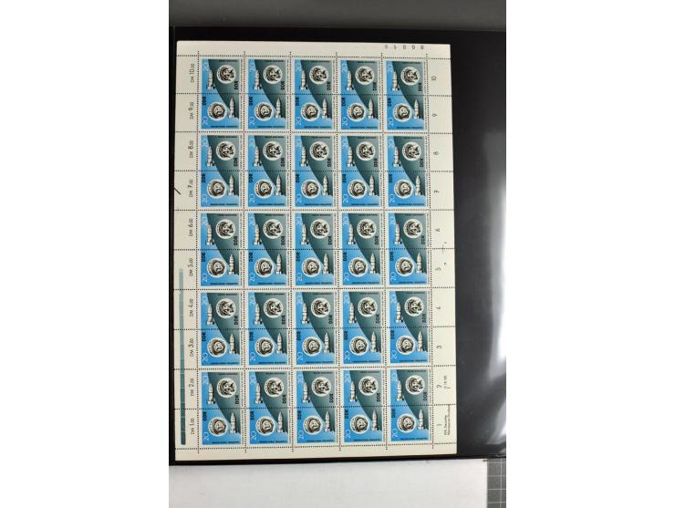 1959/90, umfangreiche postfrische Sammlung der Zusammendruck-Bogen nach Formnummern und Rand-Varianten spezialisiert, dabei D