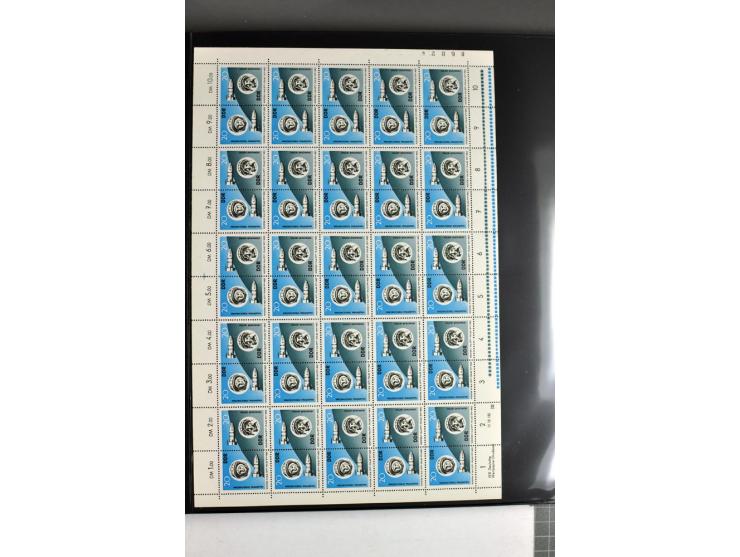 1959/90, umfangreiche postfrische Sammlung der Zusammendruck-Bogen nach Formnummern und Rand-Varianten spezialisiert, dabei D