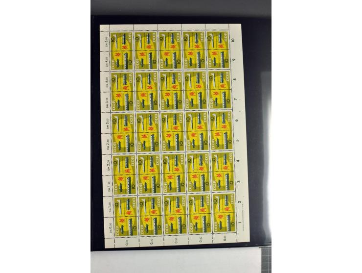1959/90, umfangreiche postfrische Sammlung der Zusammendruck-Bogen nach Formnummern und Rand-Varianten spezialisiert, dabei D