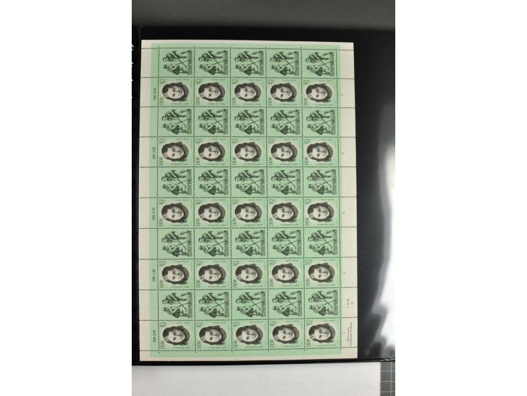 1959/90, umfangreiche postfrische Sammlung der Zusammendruck-Bogen nach Formnummern und Rand-Varianten spezialisiert, dabei D
