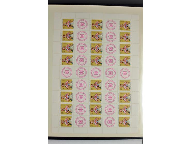 1955/90, postfrische Sammlung der Markenheftchenbogen 1-21 mit verschiedenen Zähnungs-Varianten und Plattenfehler, dabei MHB 