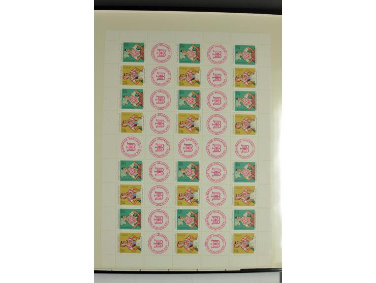 1955/90, postfrische Sammlung der Markenheftchenbogen 1-21 mit verschiedenen Zähnungs-Varianten und Plattenfehler, dabei MHB 