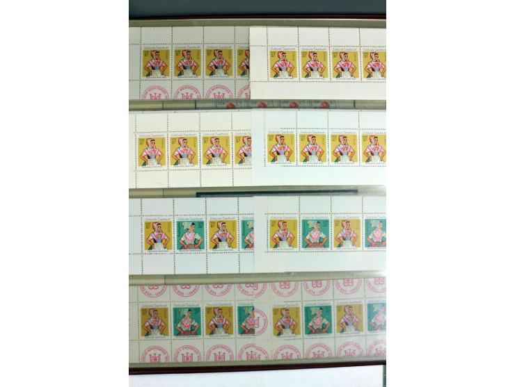 1955/90, postfrische Sammlung der Markenheftchenblätter 1-21 mit verschiedenen Zähnungs-Varianten und Plattenfehler, Aufstell