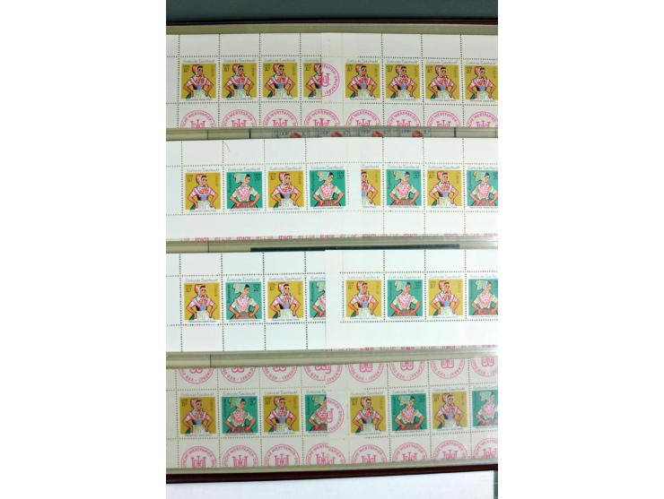 1955/90, postfrische Sammlung der Markenheftchenblätter 1-21 mit verschiedenen Zähnungs-Varianten und Plattenfehler, Aufstell