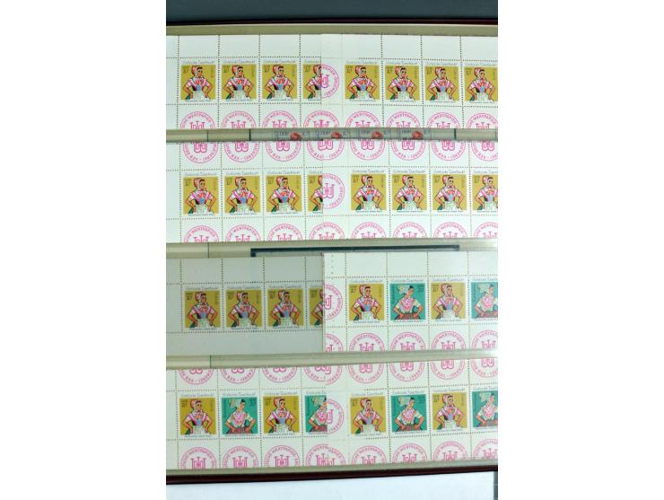1955/90, postfrische Sammlung der Markenheftchenblätter 1-21 mit verschiedenen Zähnungs-Varianten und Plattenfehler, Aufstell