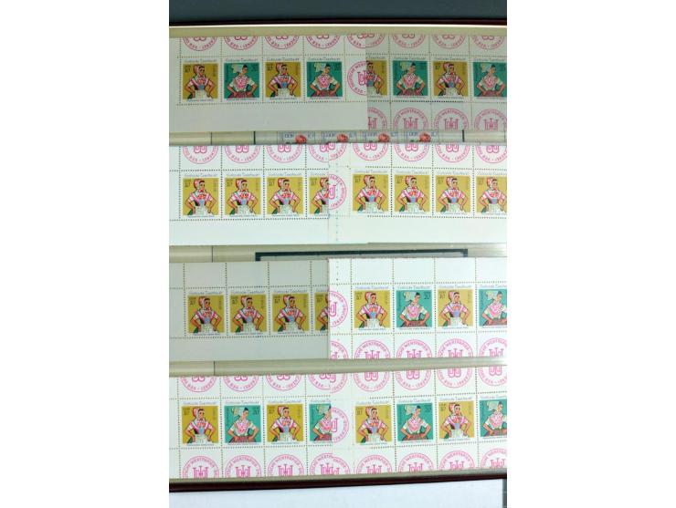 1955/90, postfrische Sammlung der Markenheftchenblätter 1-21 mit verschiedenen Zähnungs-Varianten und Plattenfehler, Aufstell