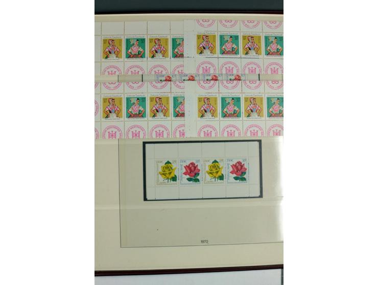 1955/90, postfrische Sammlung der Markenheftchenblätter 1-21 mit verschiedenen Zähnungs-Varianten und Plattenfehler, Aufstell