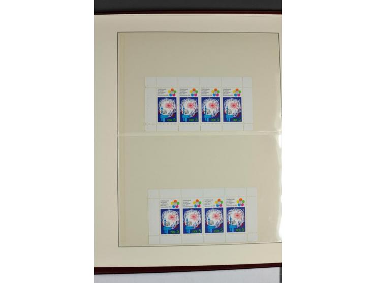 1955/90, postfrische Sammlung der Markenheftchenblätter 1-21 mit verschiedenen Zähnungs-Varianten und Plattenfehler, Aufstell