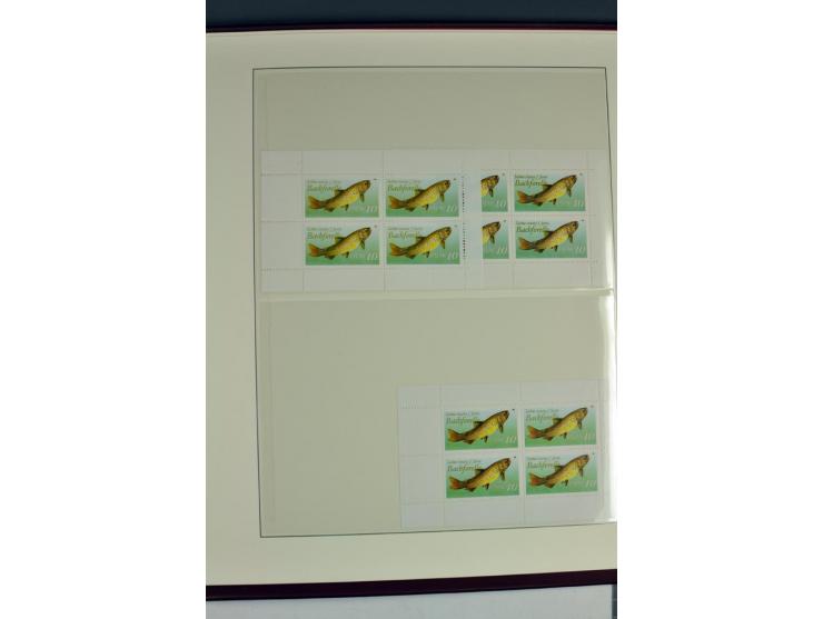 1955/90, postfrische Sammlung der Markenheftchenblätter 1-21 mit verschiedenen Zähnungs-Varianten und Plattenfehler, Aufstell