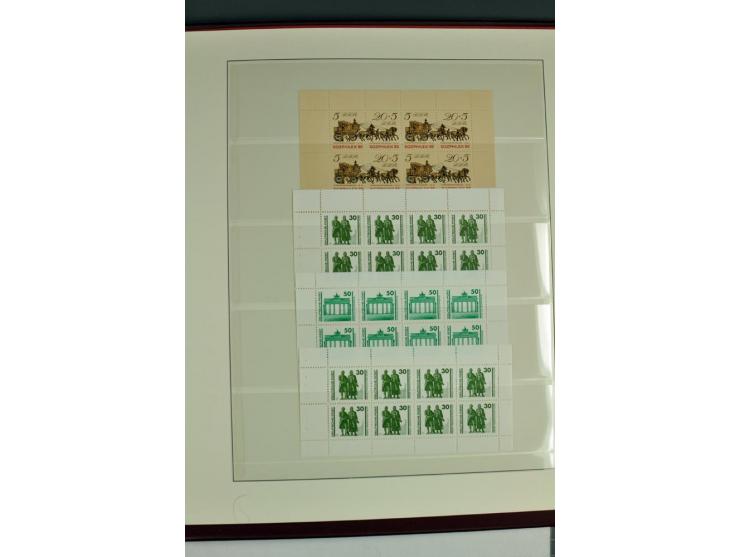 1955/90, postfrische Sammlung der Markenheftchenblätter 1-21 mit verschiedenen Zähnungs-Varianten und Plattenfehler, Aufstell