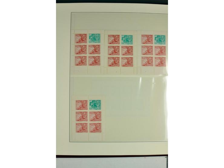 1955/90, postfrische Sammlung der Markenheftchenblätter 1-21 mit verschiedenen Zähnungs-Varianten und Plattenfehler, Aufstell