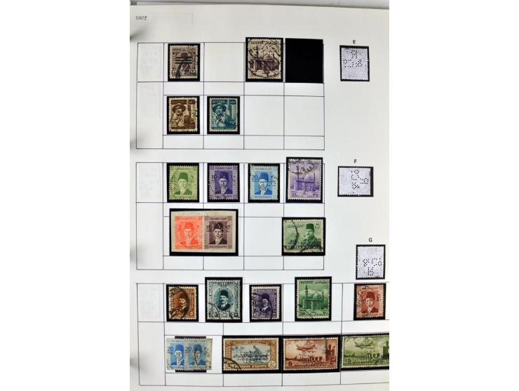 1900/44 (ca.), ägyptische und sudanesische Perfins, umfangreiche Sammlung in 2 Ordnern mit einer Vielzahl voll Lochungen vers