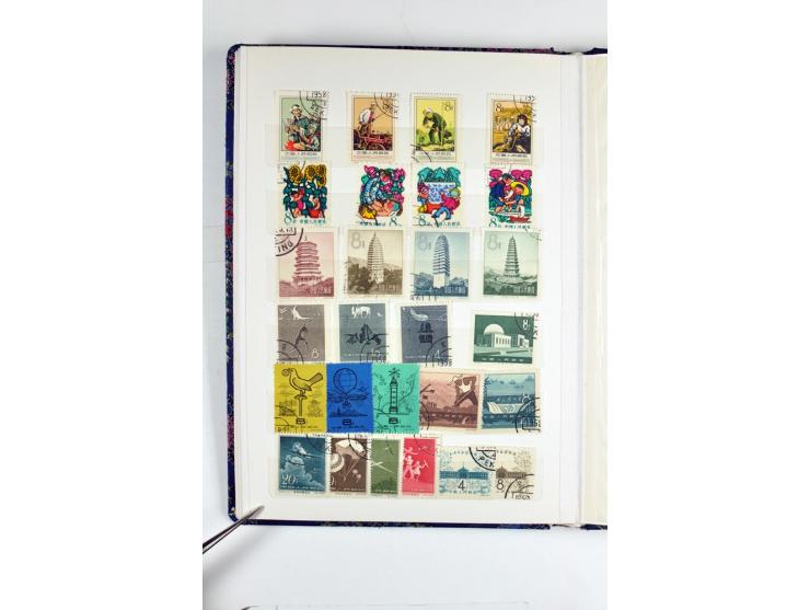 1949/81, postfrische und gestempelte Partie mit besseren Sätzen in 2 Einsteckbüchern