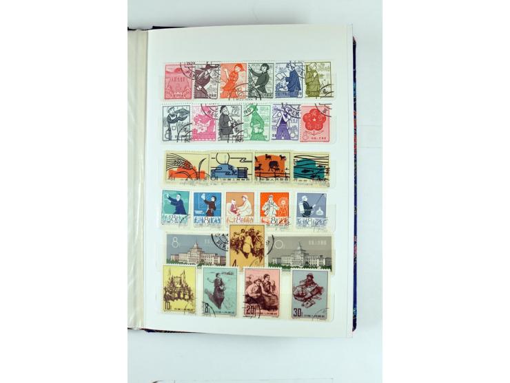 1949/81, postfrische und gestempelte Partie mit besseren Sätzen in 2 Einsteckbüchern